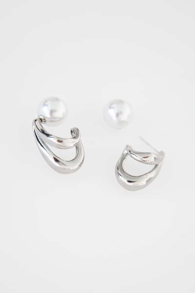 Silver earrings with a pearl clasp