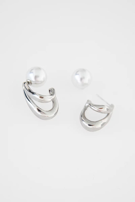 Silver earrings with a pearl clasp