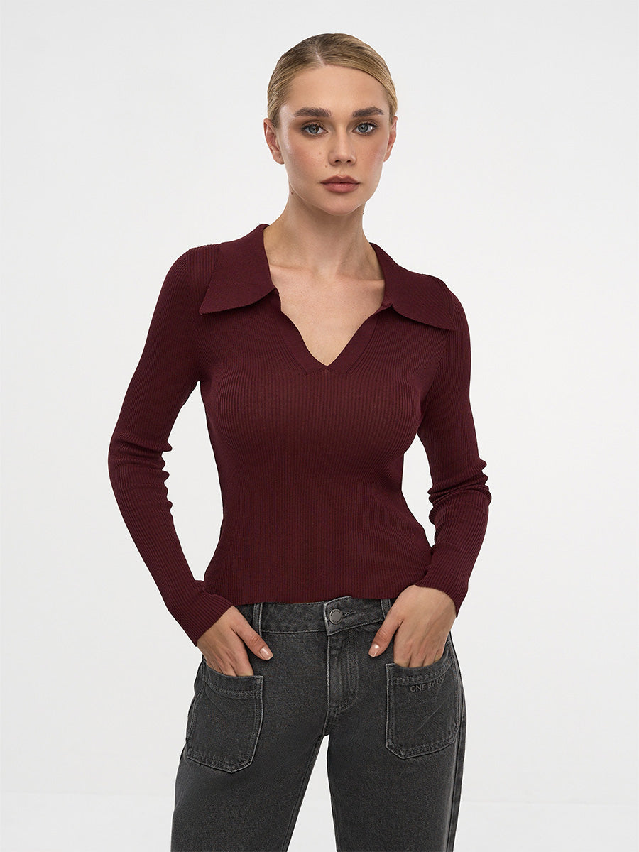 Fitted burgundy knit polo shirt